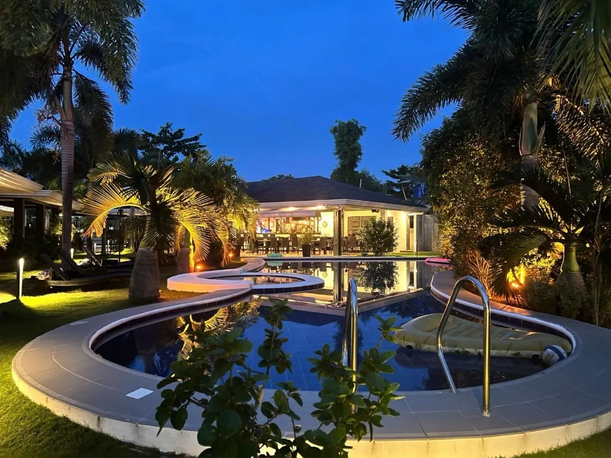 Alona Royal Palm Resort & Restaurant, Alona Beach, Bohol.