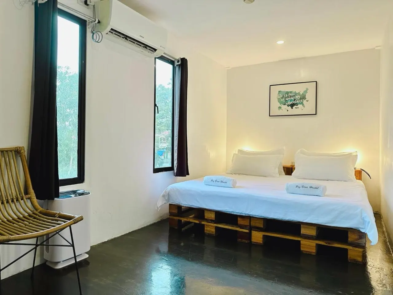 Pig Dive Hostel Moalboal, Panagsama Road, Moalboal.